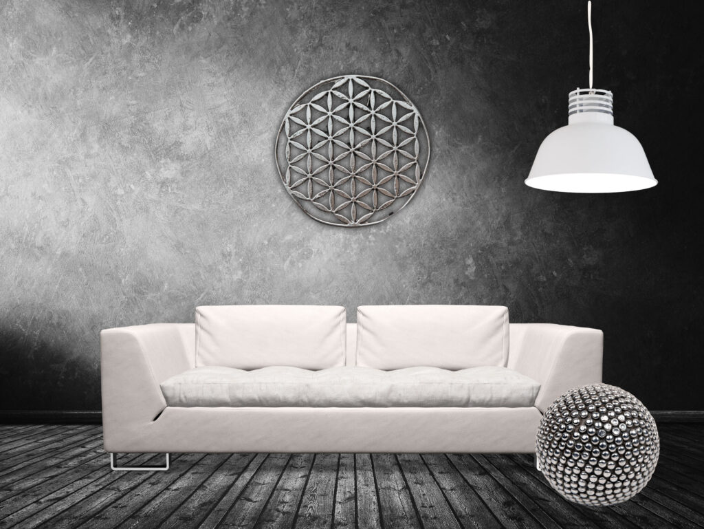 weißes Sofa mit Metalllampe und silberne Wanddekoration, die Lebensblume